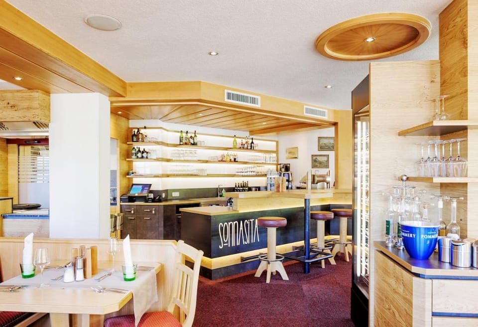 Restaurant/places to eat, Lounge or bar