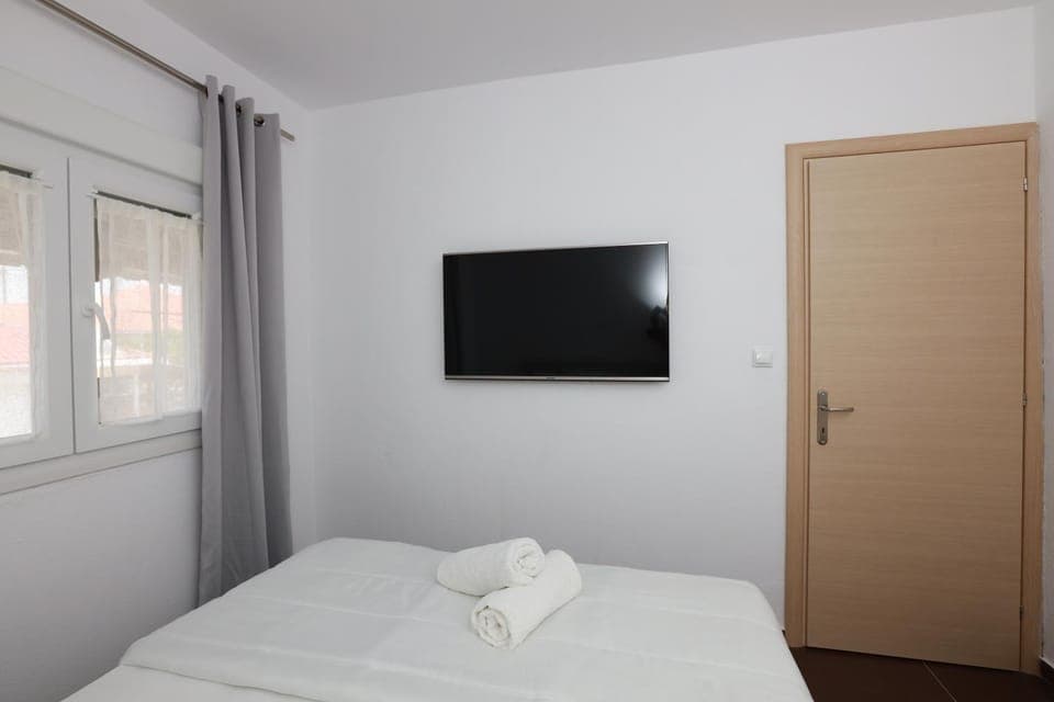 Bed, TV and multimedia, Bedroom