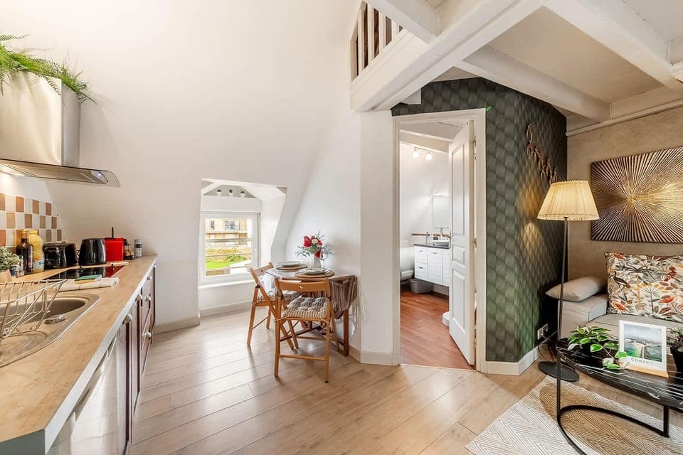 Coffee/tea facilities, Kitchen or kitchenette, Living room, Seating area, Dining area, oven, stove