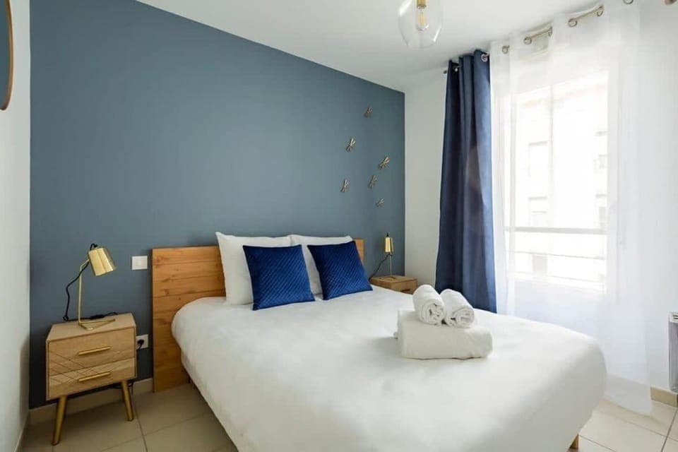 Bed, Photo of the whole room, Bedroom, towels