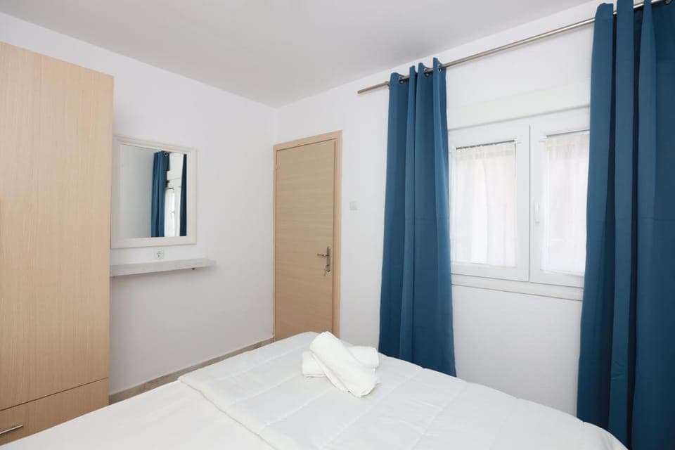 Bed, Bedroom, towels, wardrobe