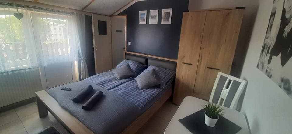 Bed, Photo of the whole room, Dining area, wardrobe