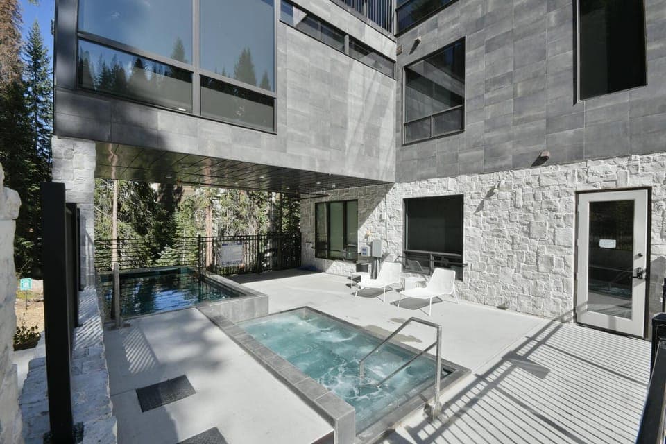Hot Tub, Swimming pool