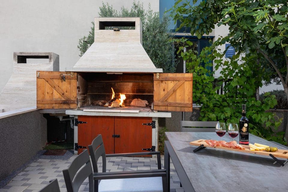 BBQ facilities, Dining area, fireplace