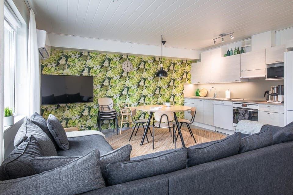 TV and multimedia, Kitchen or kitchenette, Living room, Photo of the whole room, Seating area, Dining area, minibar, pet friendly, stove, kitchen