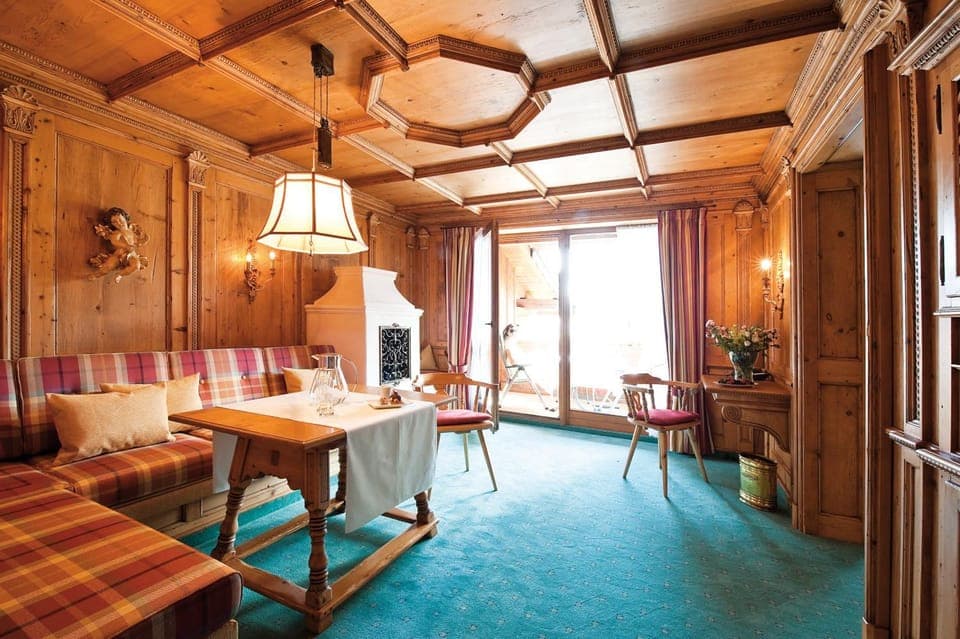 Living room, Photo of the whole room, Decorative detail