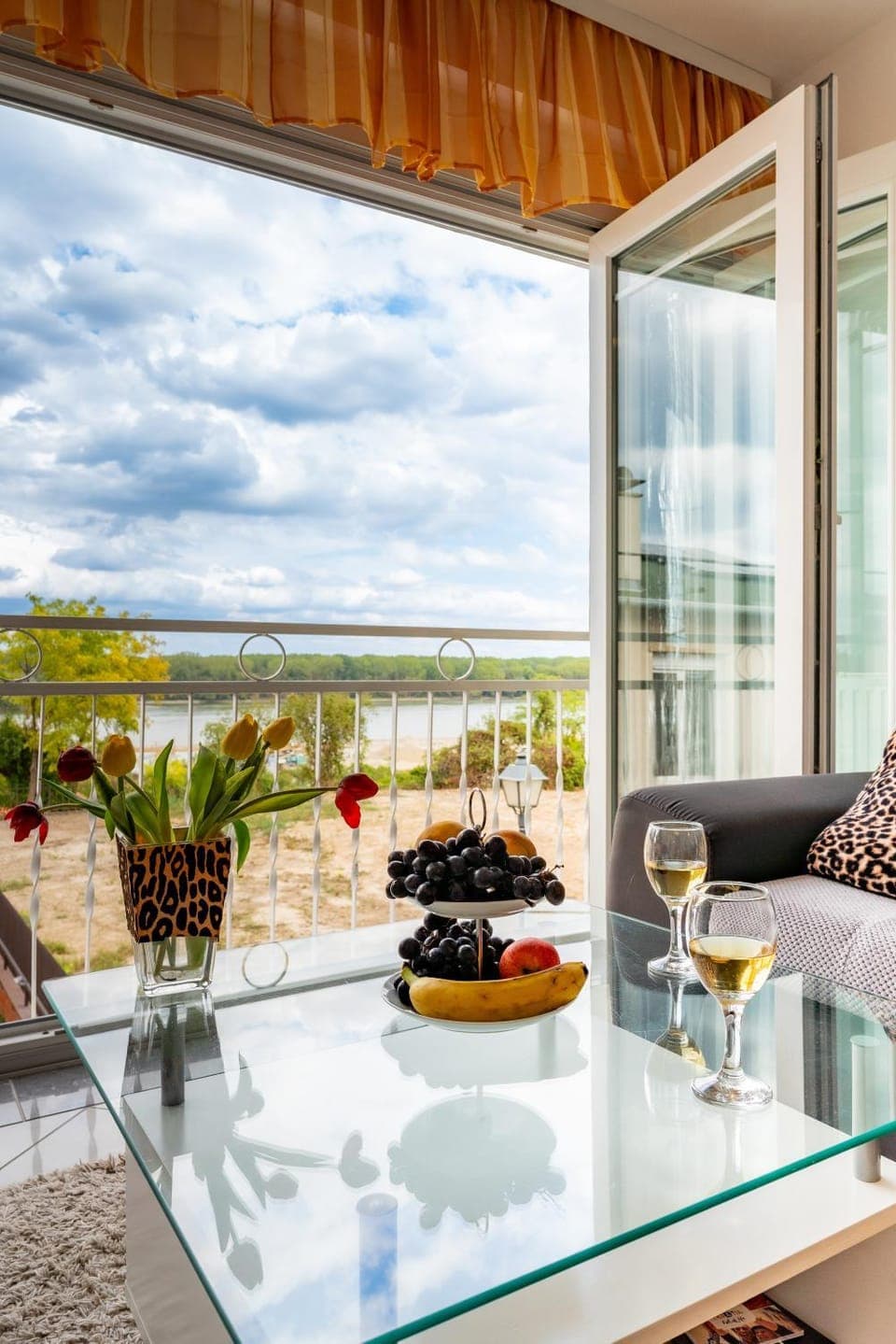 Day, Natural landscape, Living room, River view, air conditioner