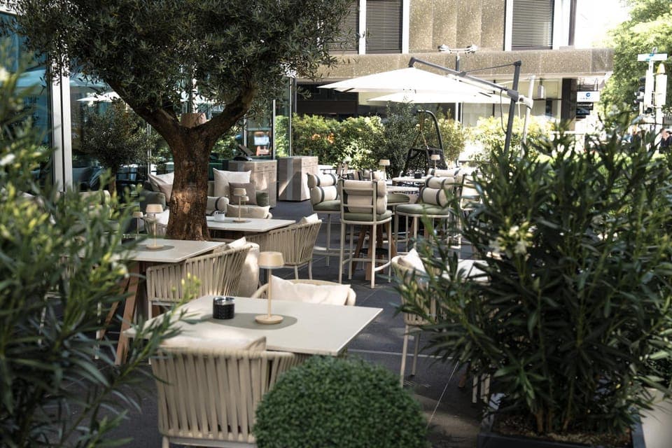 Property building, Patio, Restaurant/places to eat, Garden