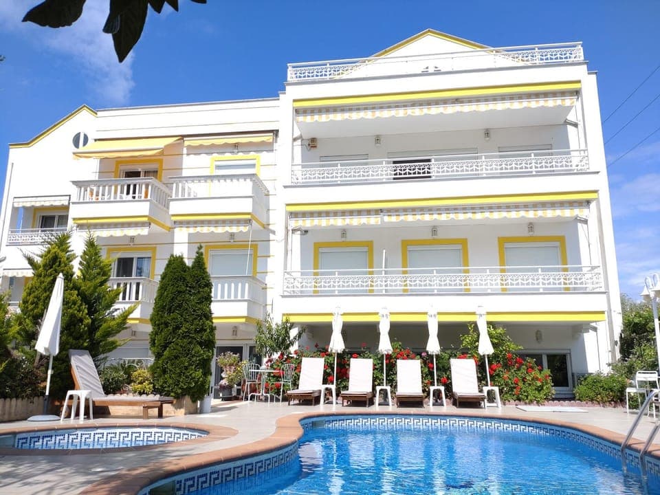 Property building, Swimming pool, sunbed