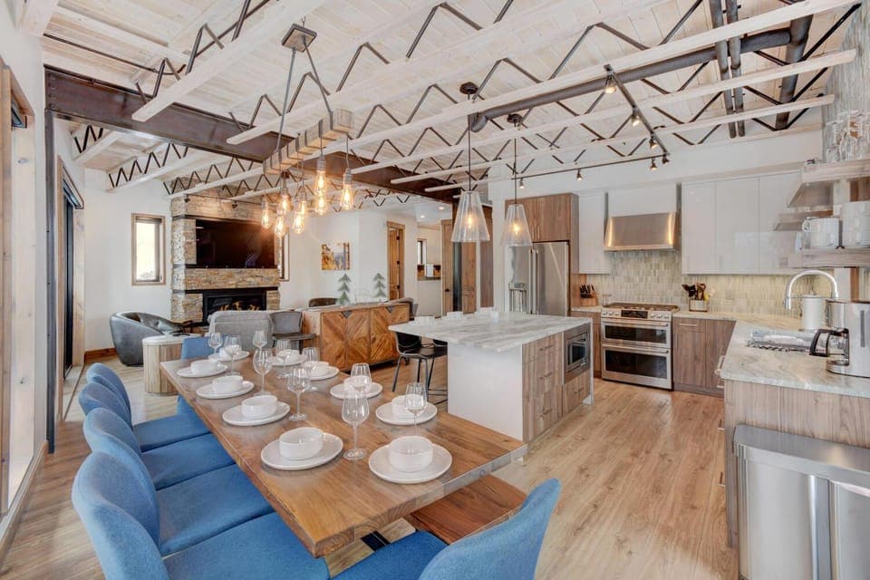Kitchen or kitchenette, Dining area
