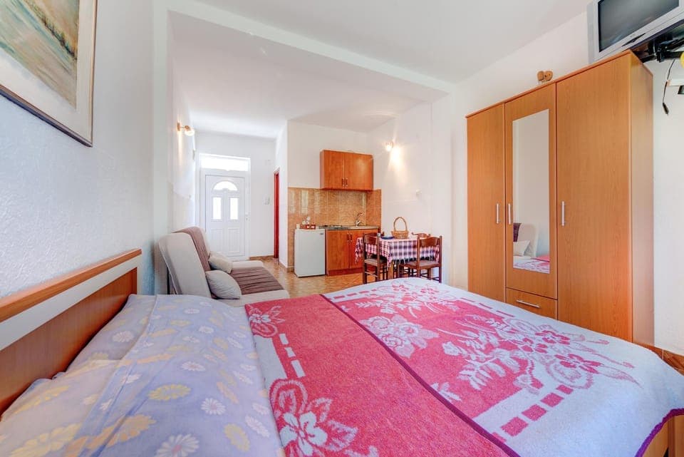 Bed, TV and multimedia, Kitchen or kitchenette, Photo of the whole room, Seating area, Dining area, wardrobe