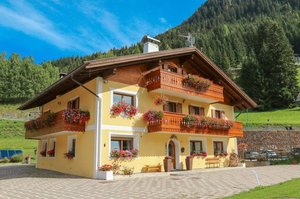 Facade/entrance, View (from property/room)