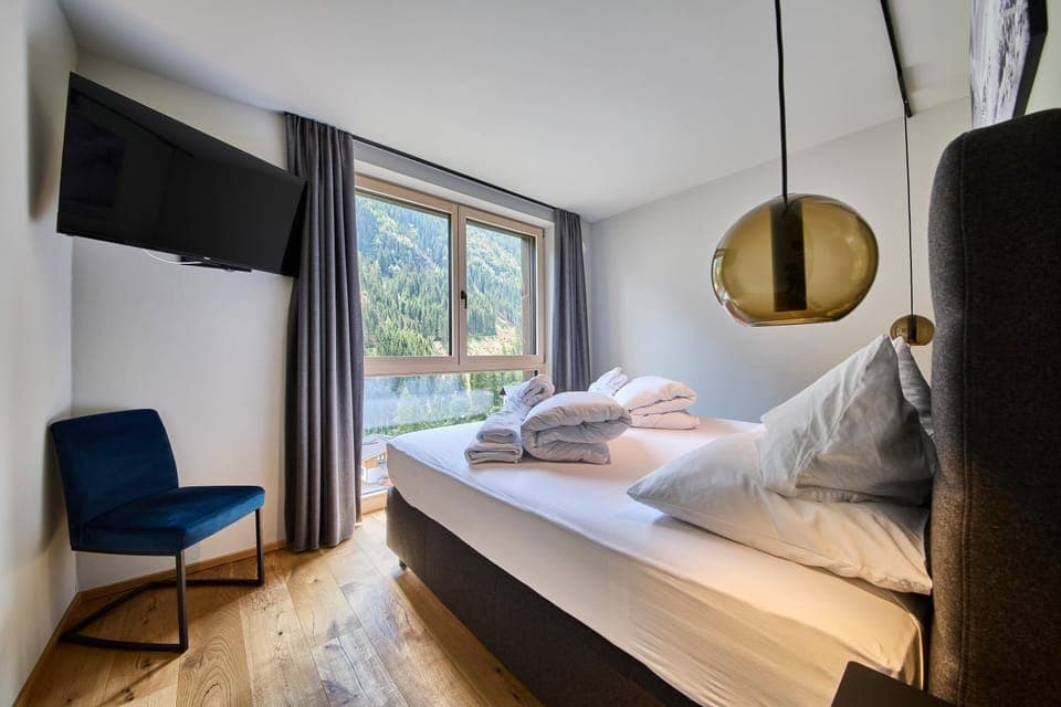 Bed, TV and multimedia, Photo of the whole room, Bedroom