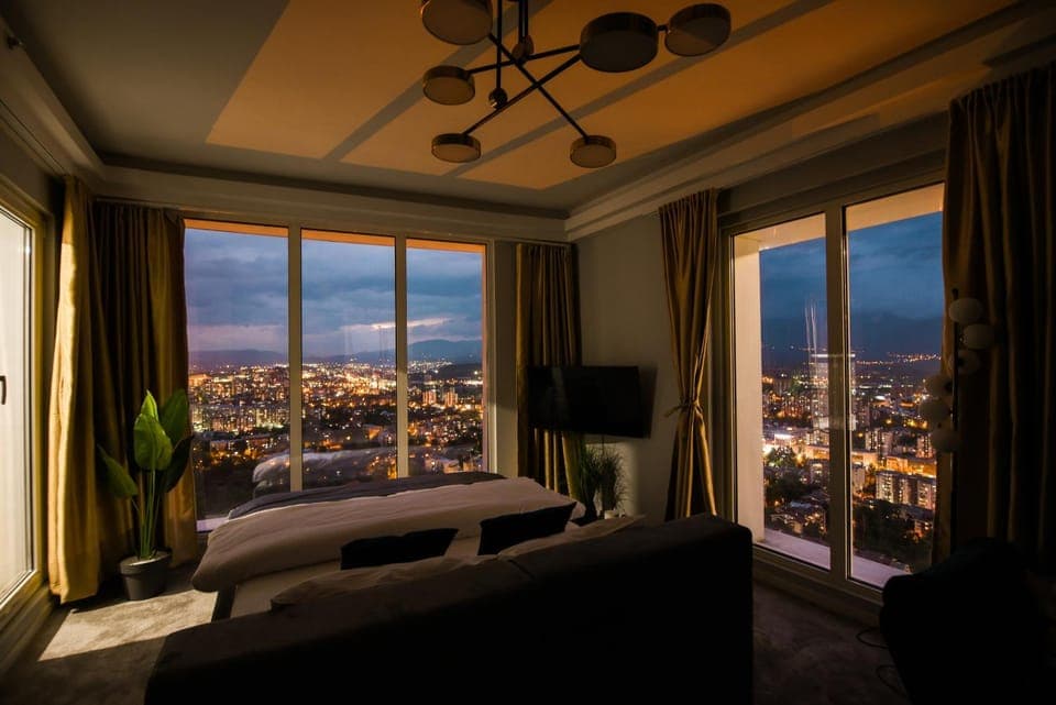 Bedroom, City view