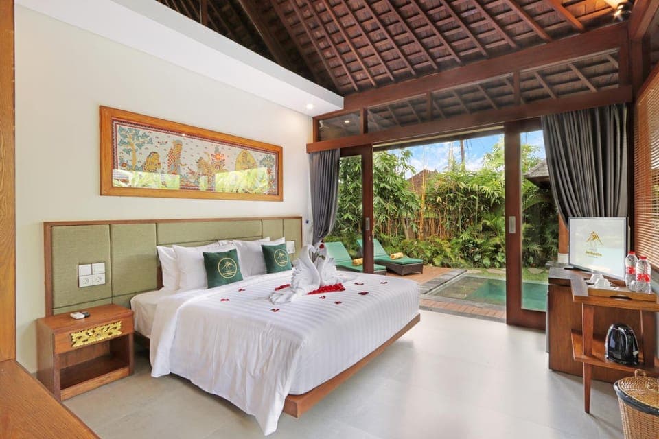 Bedroom, Pool view