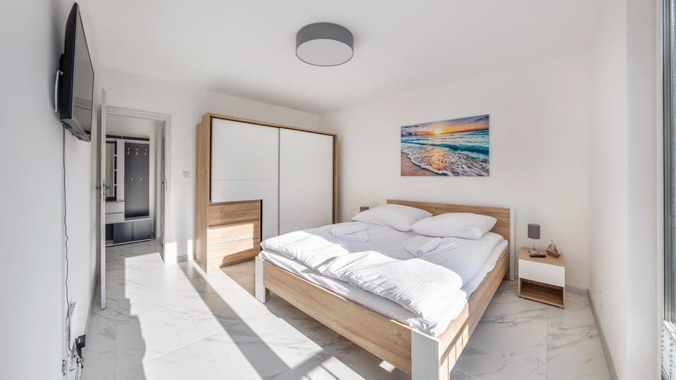 Bed, TV and multimedia, Bedroom, wardrobe