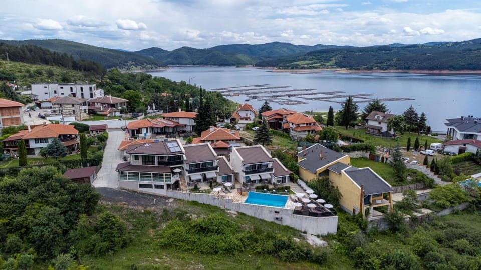 Property building, Day, Neighbourhood, Natural landscape, Bird's eye view, Lake view, Mountain view, Location