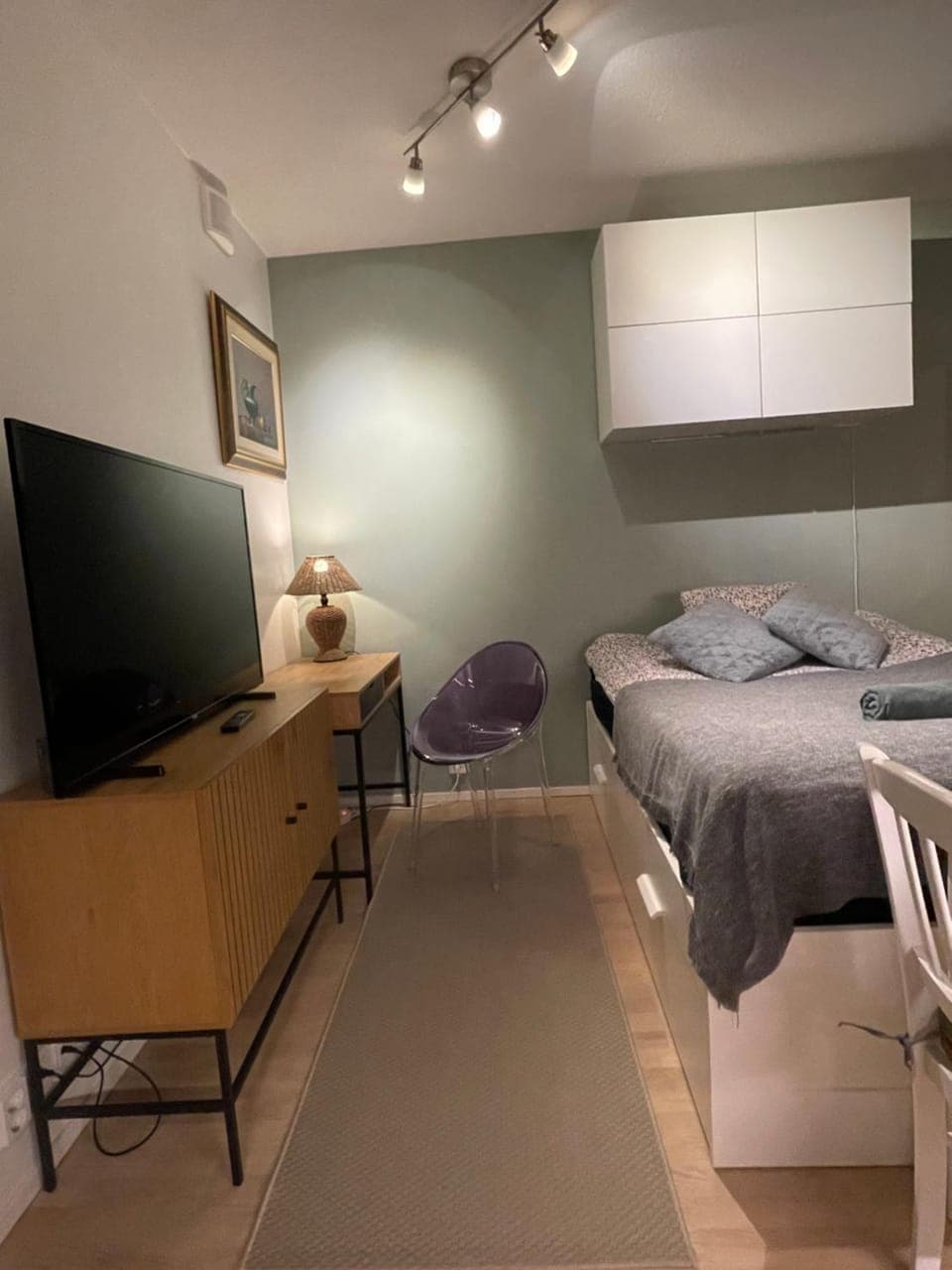 Bed, TV and multimedia, Photo of the whole room, Bedroom, hair dresser