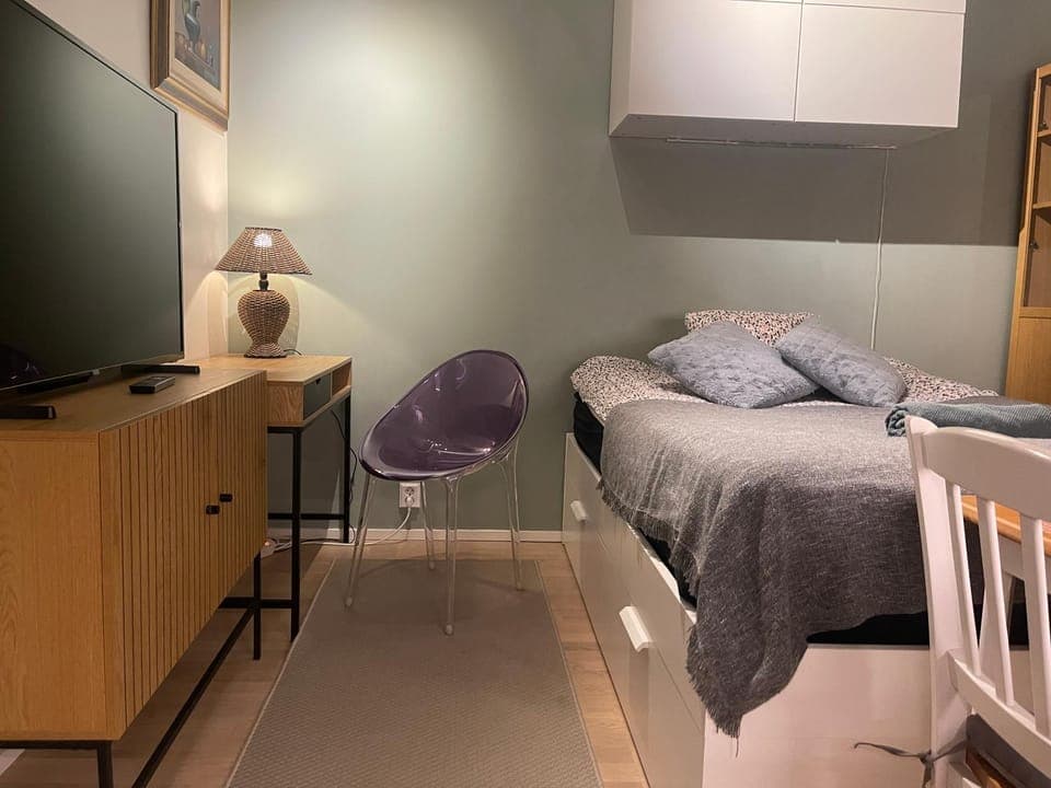 Bed, TV and multimedia, Photo of the whole room, Bedroom, hair dresser