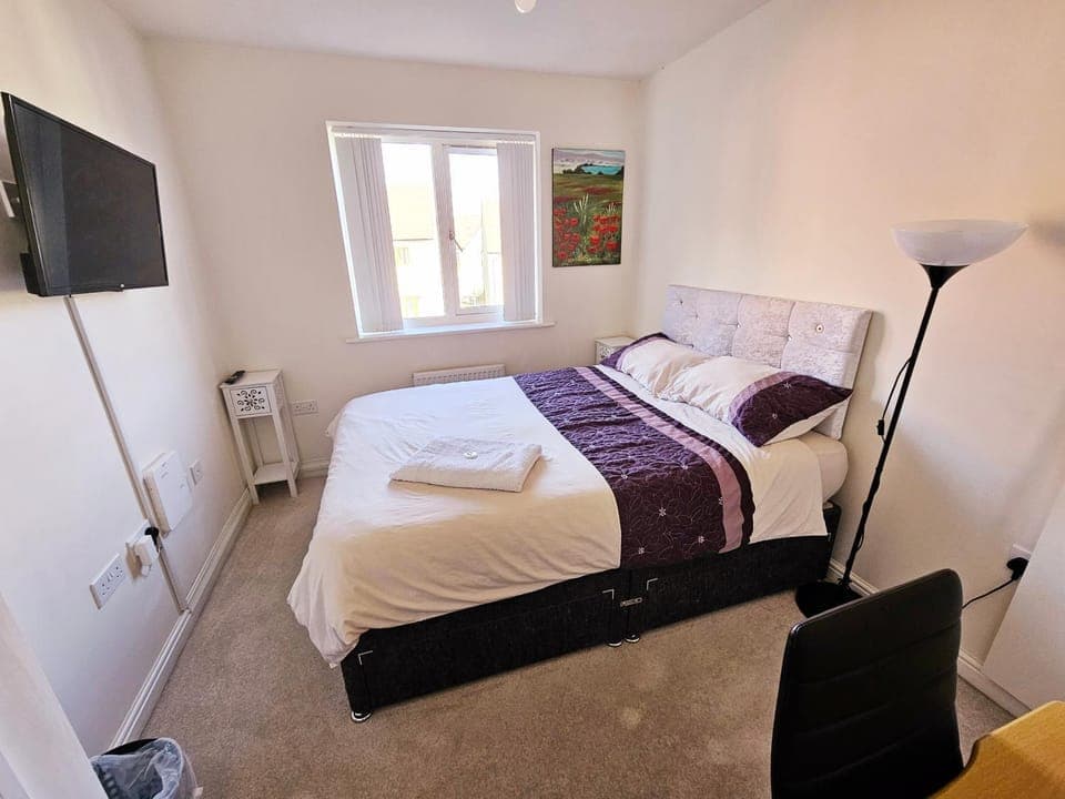 Bed, TV and multimedia, Photo of the whole room, Bedroom, towels