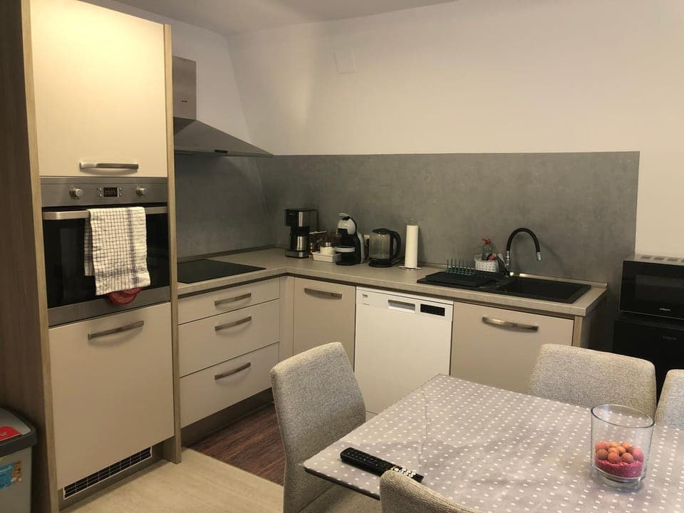 Coffee/tea facilities, Kitchen or kitchenette, Dining area, dishwasher, oven, stove