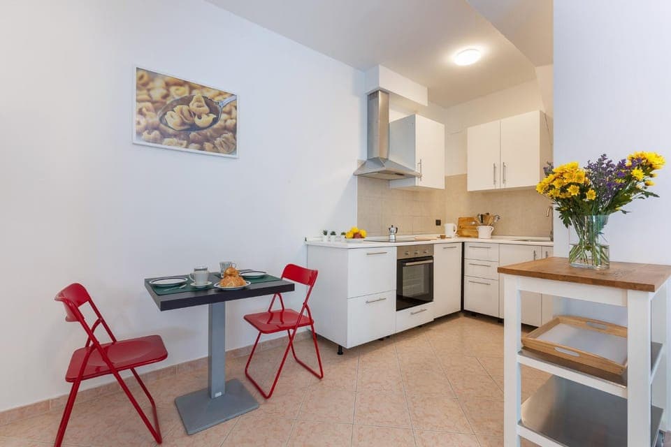 Kitchen or kitchenette, Dining area