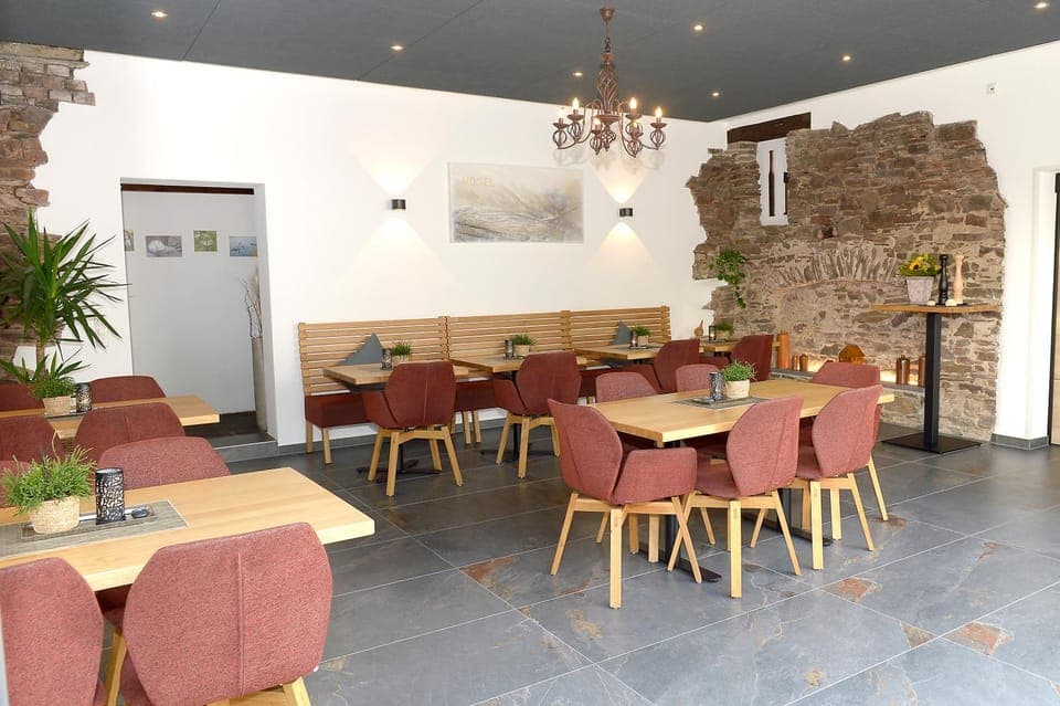 Restaurant/places to eat, Internal: Not applicable to any particular room