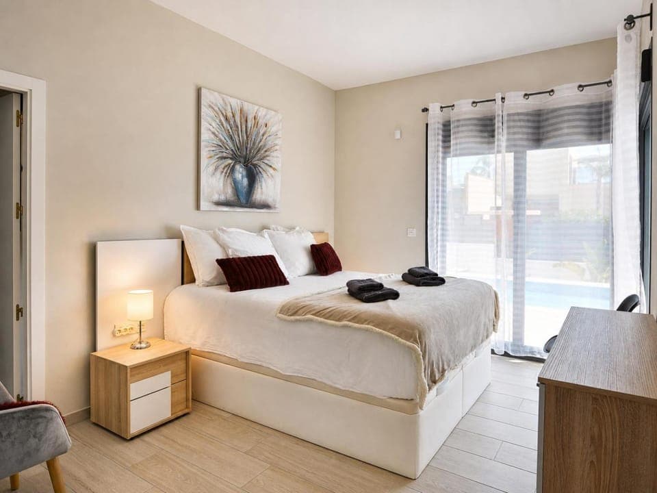 Bed, Bedroom, towels