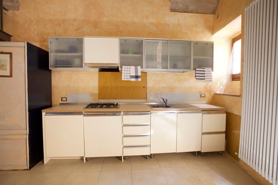 Kitchen or kitchenette, minibar, stove