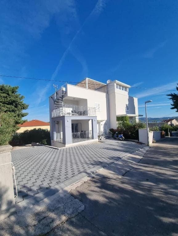 Property building, Day, Street view, Quiet street view