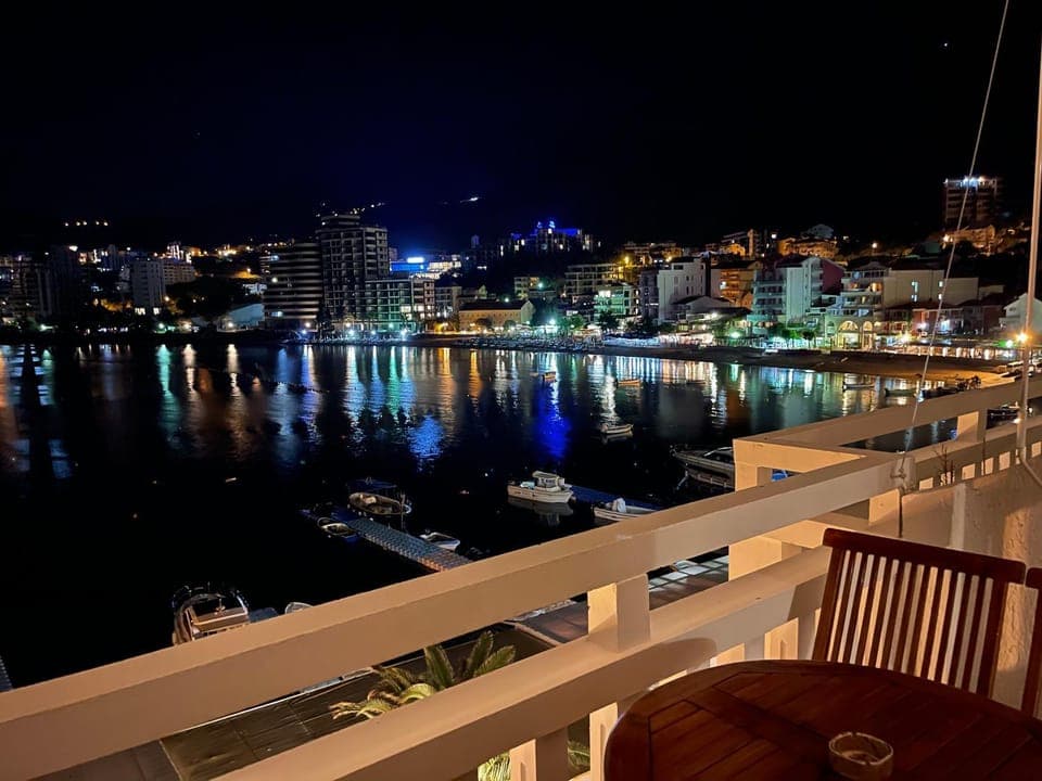 Neighbourhood, Balcony/Terrace, Decorative detail, City view, Street view