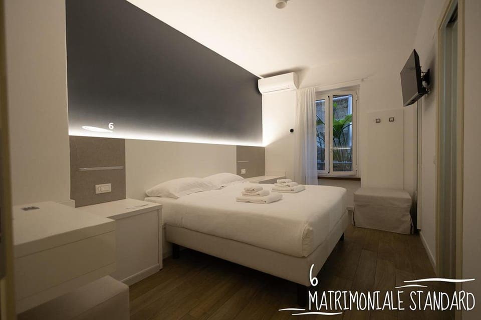 Bed, TV and multimedia, View (from property/room), Photo of the whole room, Bedroom