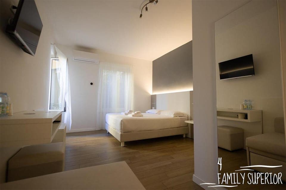 Bed, TV and multimedia, Photo of the whole room, Bedroom, air conditioner