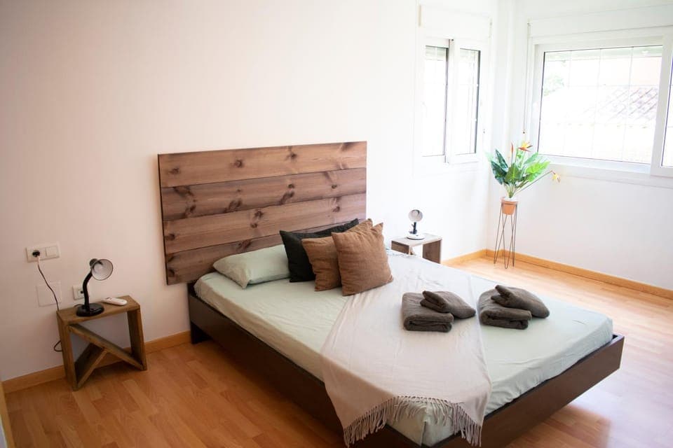 Photo of the whole room, Bedroom