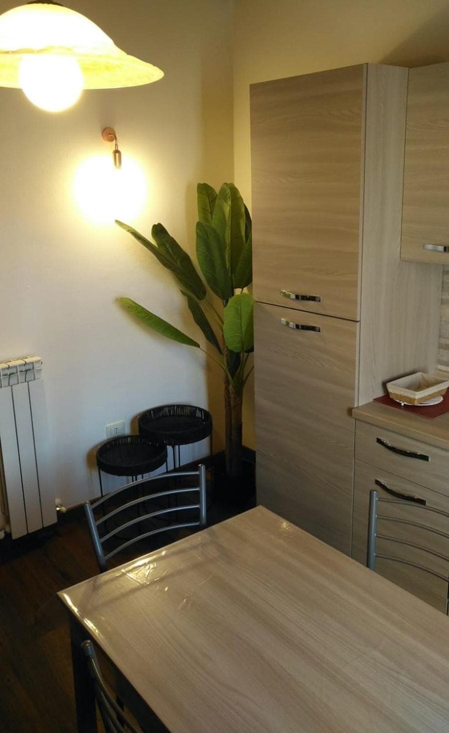 Kitchen or kitchenette, Dining area