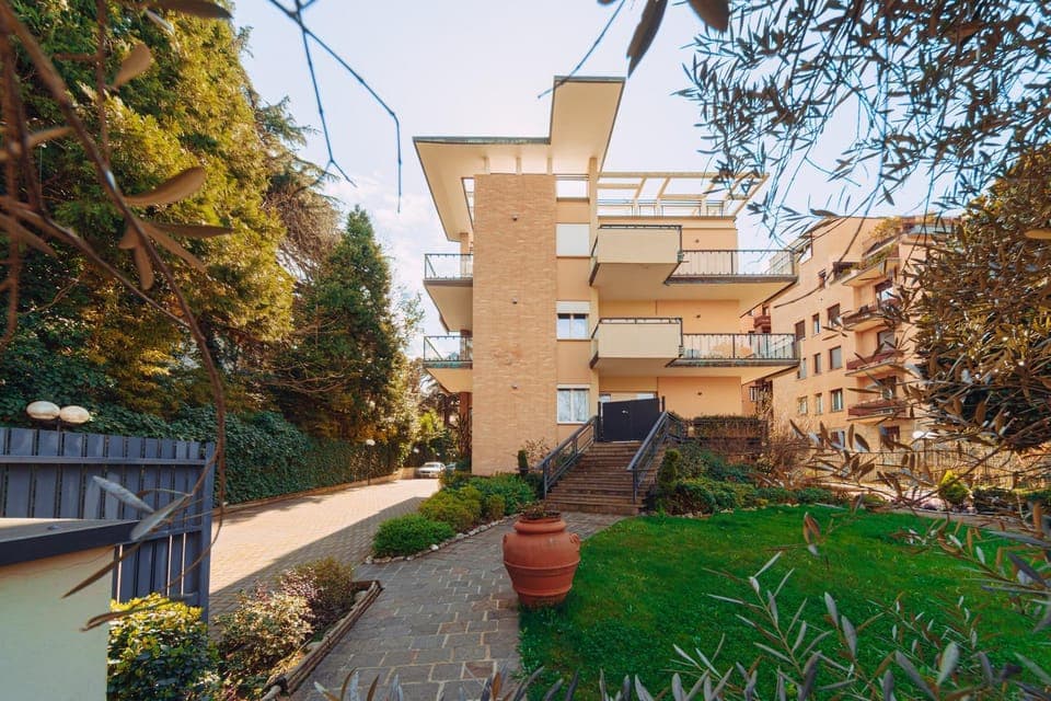 Property building, Day, Garden, Garden view, Parking