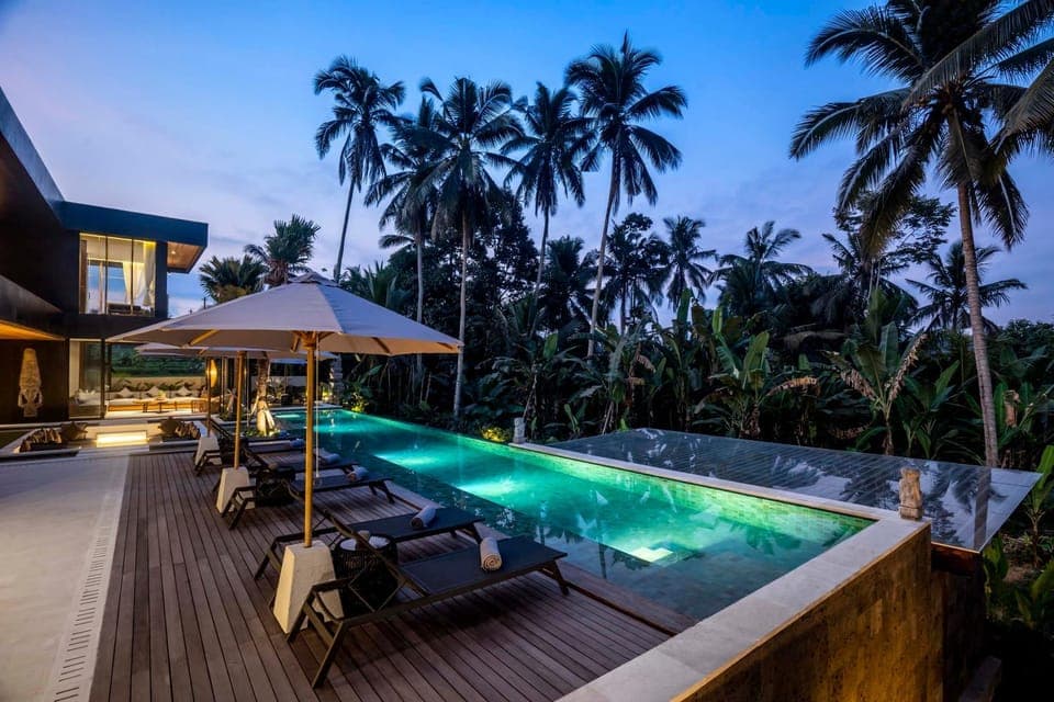 Pool view, Swimming pool, sunbed