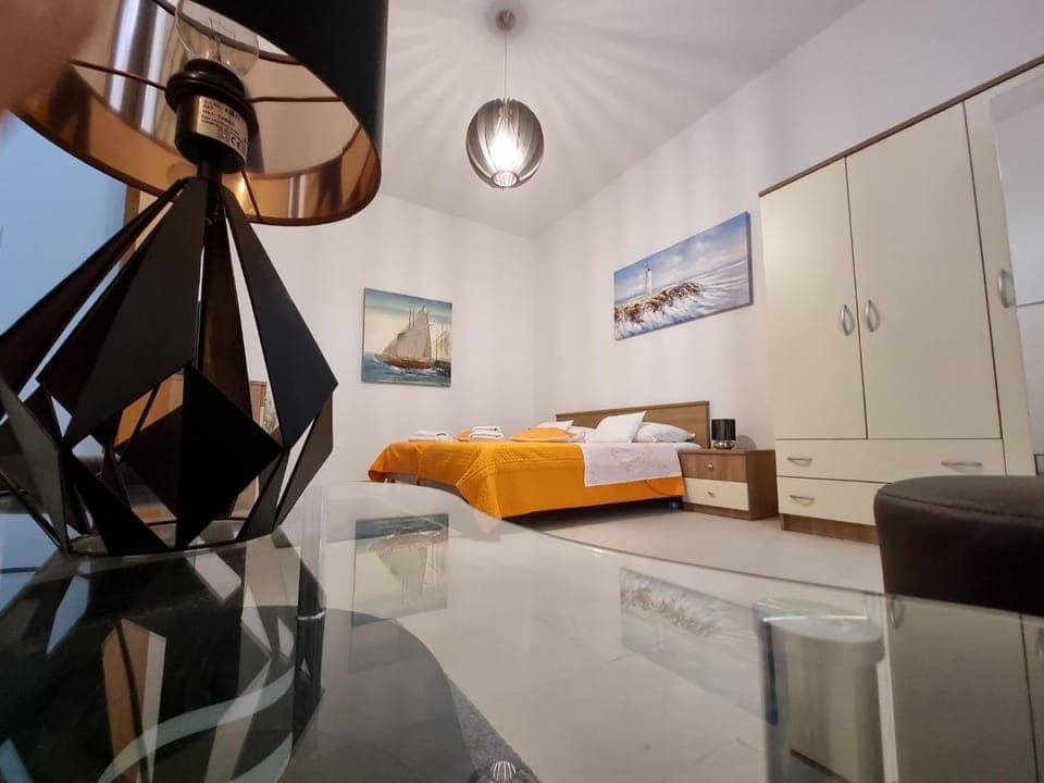 TV and multimedia, Seating area, Bedroom