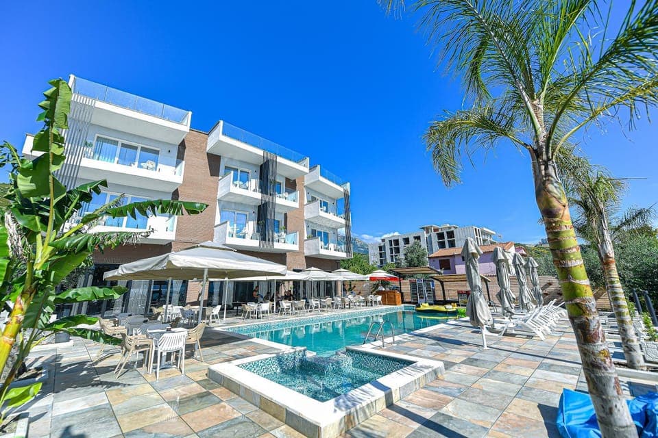 Property building, Restaurant/places to eat, Swimming pool