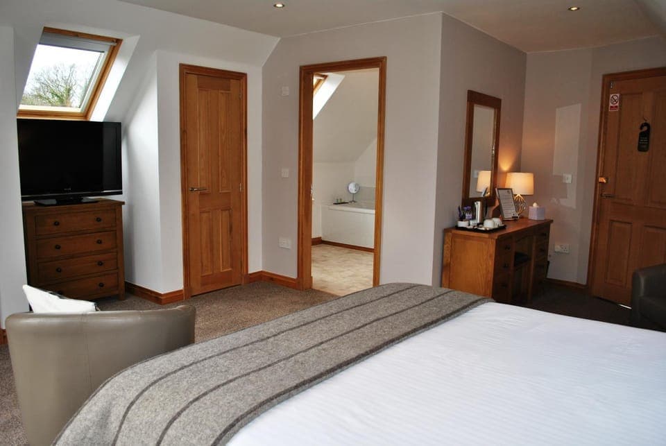 Bed, TV and multimedia, Photo of the whole room, Bedroom