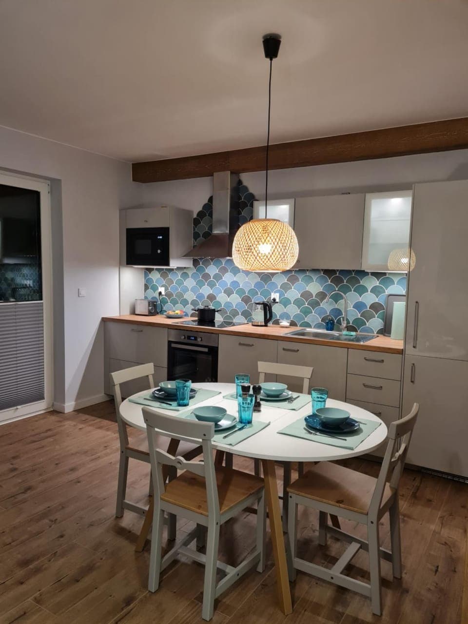 Kitchen or kitchenette, Dining area