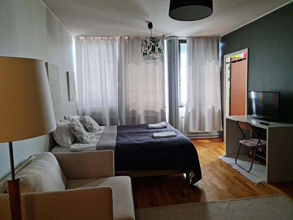 Bed, TV and multimedia, Bedroom