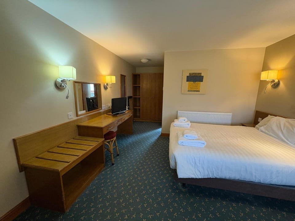 Bed, TV and multimedia, Photo of the whole room, Bedroom, wardrobe