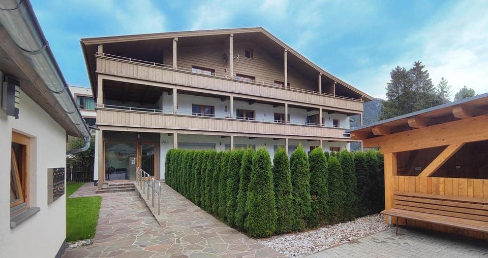 Property building, Facade/entrance, Garden, Garden view, Inner courtyard view, Parking