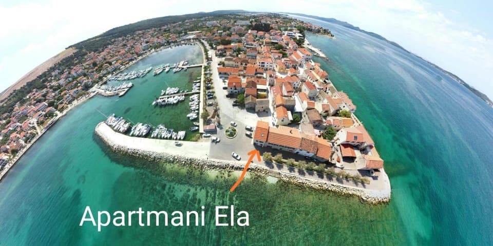 Property building, Neighbourhood, Natural landscape, Beach, Location, Parking