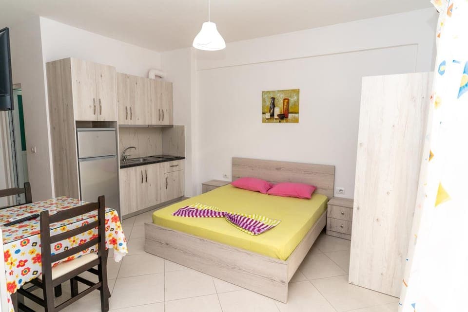 Kitchen or kitchenette, Living room, Photo of the whole room, Seating area, Bedroom, oven