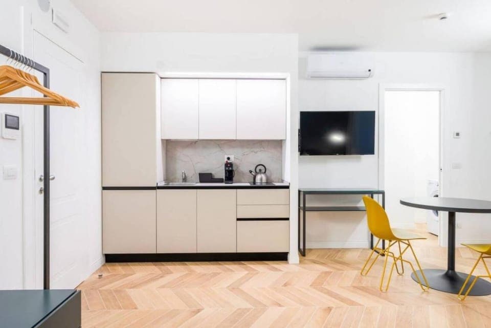 TV and multimedia, Kitchen or kitchenette, Dining area, stove, wardrobe, air conditioner