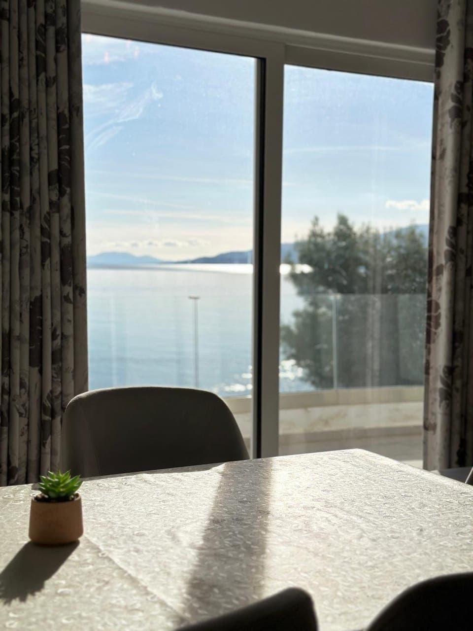 Seating area, Dining area, Sea view
