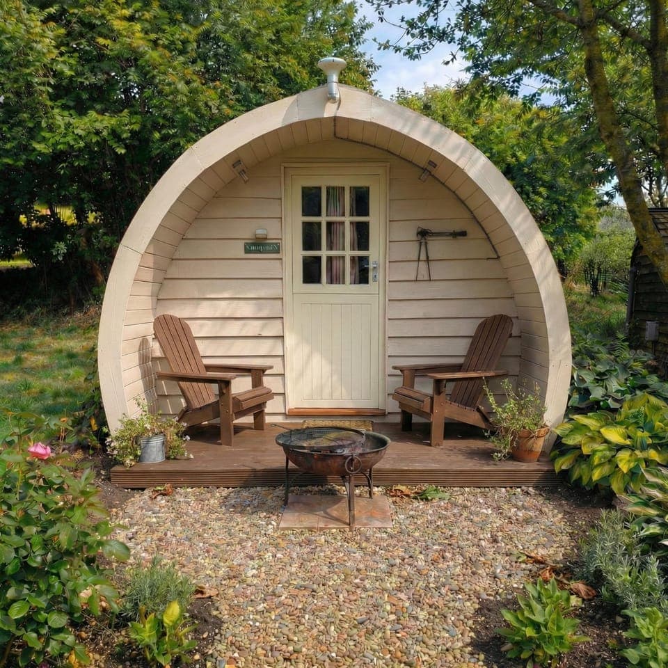 Property building, Facade/entrance, Seating area