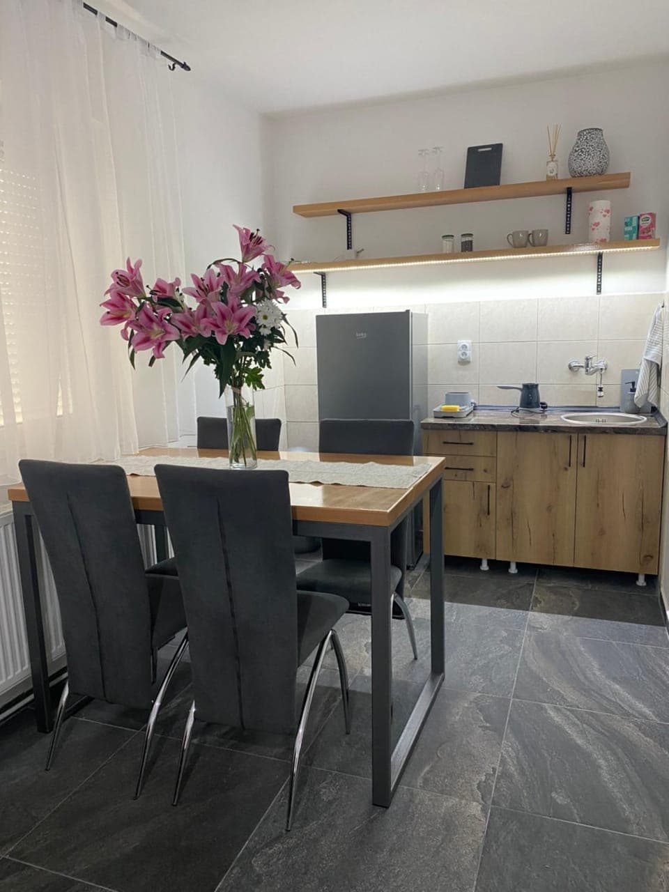 Kitchen or kitchenette, Dining area